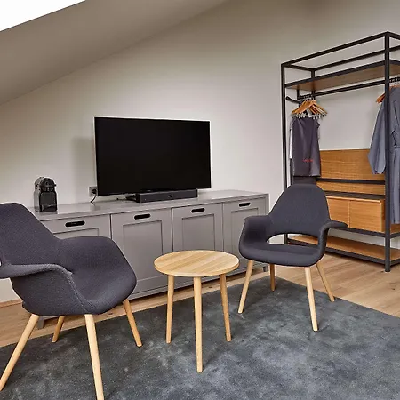 Готель Canopy By Hilton Centre 4*